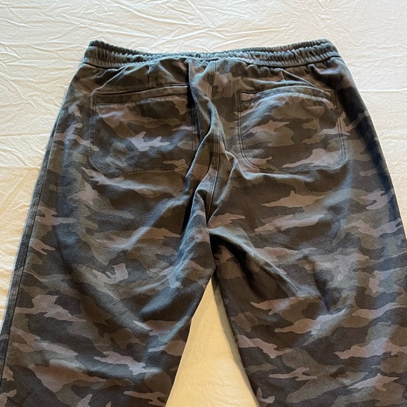 Athleta Camo farallon jogger with pocket & ankle zippers - Picture 4 of 6